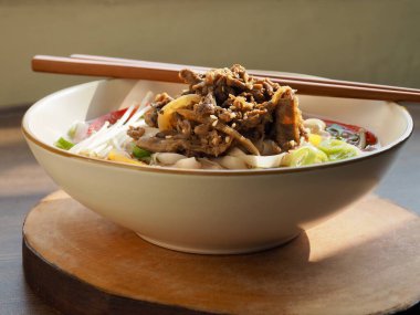 Asya Yemeği Pirinç Eriştesi Çorbası