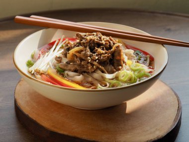 Asya Yemeği Pirinç Eriştesi Çorbası