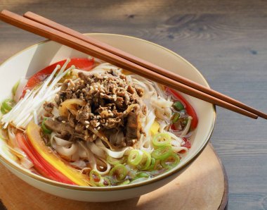 Asya Yemeği Pirinç Eriştesi Çorbası