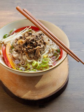 Asya Yemeği Pirinç Eriştesi Çorbası