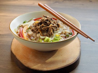 Asya Yemeği Pirinç Eriştesi Çorbası