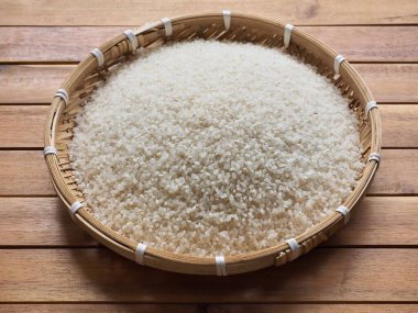 Sepette beyaz pirinç arka planı