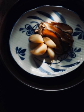 Kore yemeği soya sosunda kaynatılmış sarımsak ve şiitake mantarı.