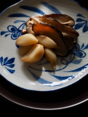 Kore yemeği soya sosunda kaynatılmış sarımsak ve şiitake mantarı.