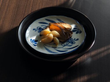 Kore yemeği soya sosunda kaynatılmış sarımsak ve şiitake mantarı.