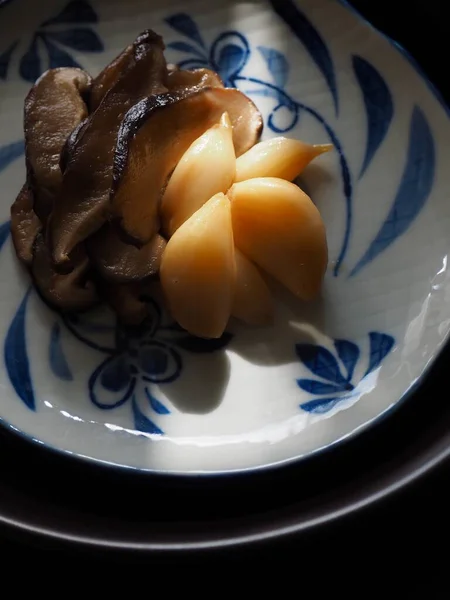 음식은 간장에 마늘과 시타케 버섯과 끓였다 — 스톡 사진