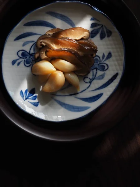 Kore Yemeği Soya Sosunda Kaynatılmış Sarımsak Şiitake Mantarı — Stok fotoğraf