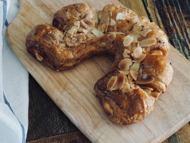 Fırında pişmiş taze hamur ekmeği.