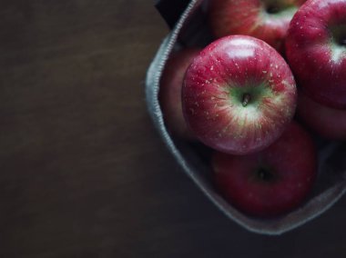 Taze organik kırmızı elma.