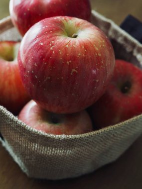 Taze organik kırmızı elma.