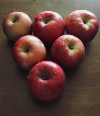 Taze organik kırmızı elma.