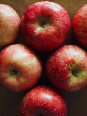 Taze organik kırmızı elma.