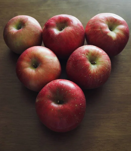 Taze organik kırmızı elma.