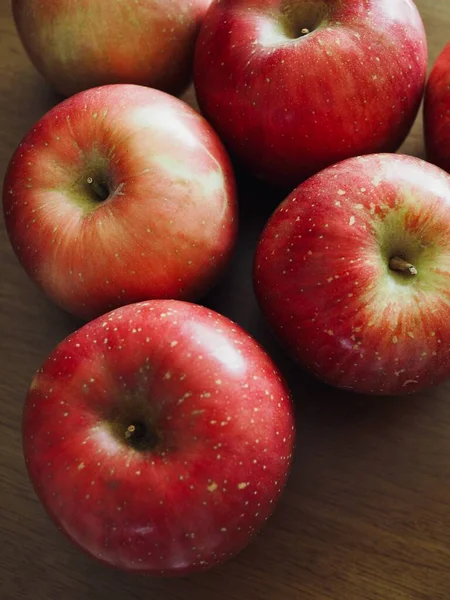 Taze organik kırmızı elma.