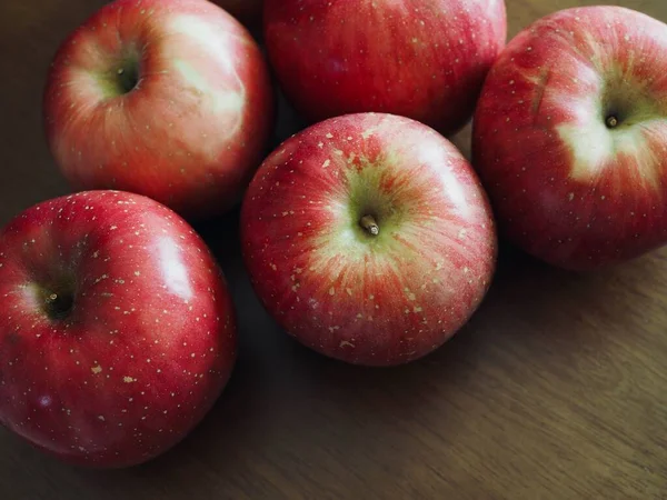Taze organik kırmızı elma.