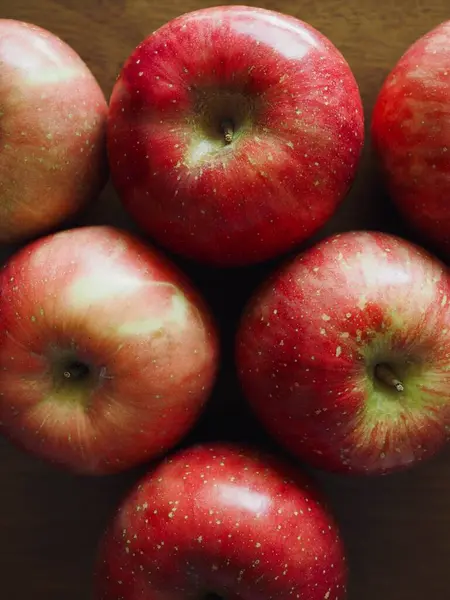Taze organik kırmızı elma.