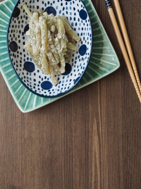 Geleneksel Kore yemekleri Petasite japonicus ve Perilla tohumları kızartma