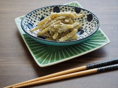 Geleneksel Kore yemekleri Petasite japonicus ve Perilla tohumları kızartma