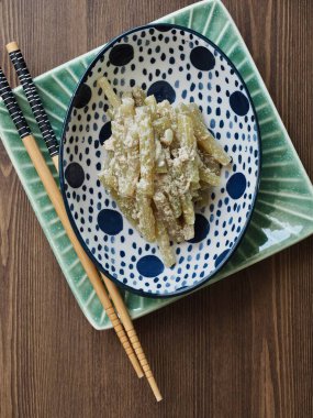 Geleneksel Kore yemekleri Petasite japonicus ve Perilla tohumları kızartma