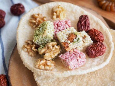 Kore geleneksel atıştırmalıkları Tatlı RicePuff, Gangjeong, Ceviz