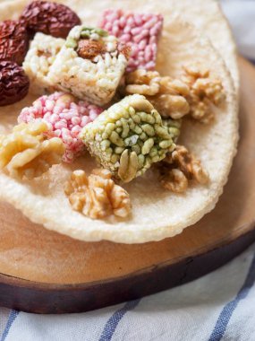 Kore geleneksel atıştırmalıkları Tatlı RicePuff, Gangjeong, Ceviz