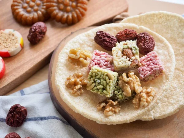 Kore geleneksel atıştırmalıkları Tatlı RicePuff, Gangjeong, Ceviz