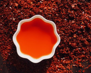 Beyaz porselen kasede kırmızı biber yağı, rad biber yağı.