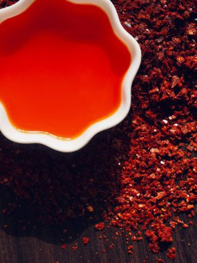 Beyaz porselen kasede kırmızı biber yağı, rad biber yağı.