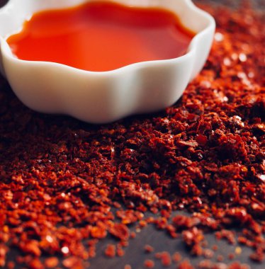 Beyaz porselen kasede kırmızı biber yağı, rad biber yağı.