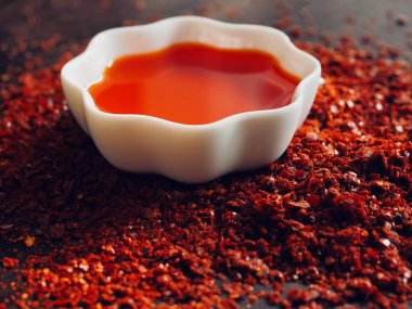 Beyaz porselen kasede kırmızı biber yağı, rad biber yağı.