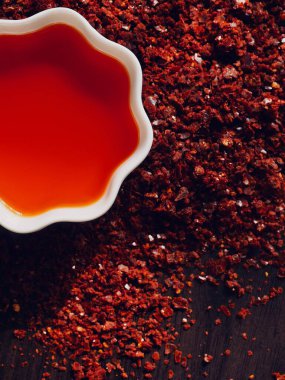 Beyaz porselen kasede kırmızı biber yağı, rad biber yağı.