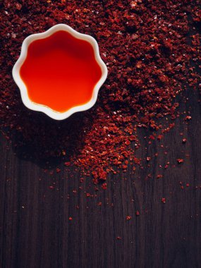 Beyaz porselen kasede kırmızı biber yağı, rad biber yağı.