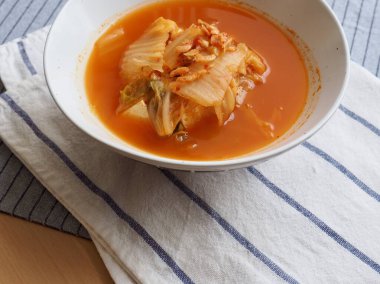 Kore geleneksel karides kimchi çorbası.