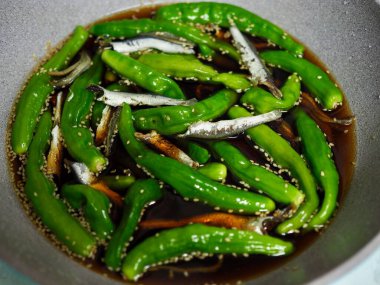 Kore yemeği, soya soslu haşlanmış ançüez biberi.