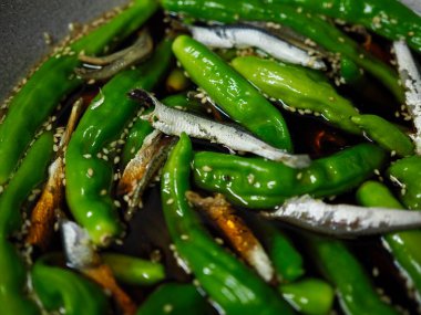 Kore yemeği, soya soslu haşlanmış ançüez biberi.