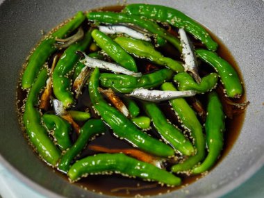 Kore yemeği, soya soslu haşlanmış ançüez biberi.