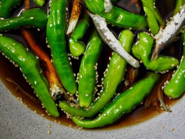 Kore yemeği, soya soslu haşlanmış ançüez biberi.