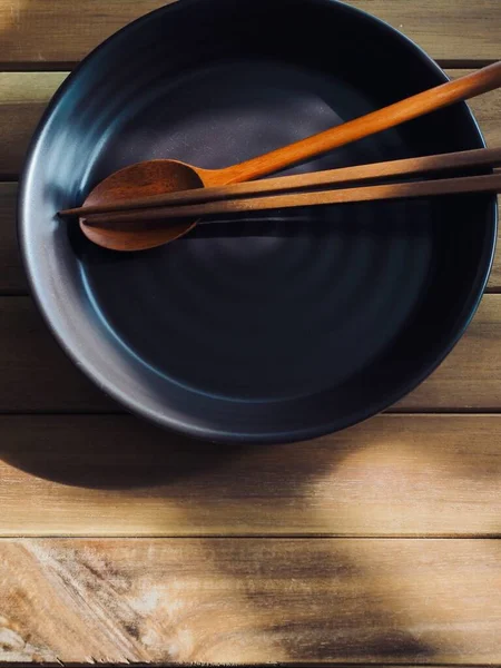 筷子和瓷盘 — 图库照片