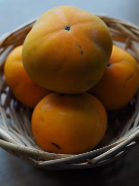 Sepette taze organik meyve hurmaları