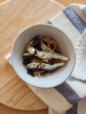 Kurutulmuş deniz ürünleri, ançüez ve yosun, karides, çorba bazlı deniz ürünleri.