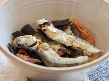 Kurutulmuş deniz ürünleri, ançüez ve yosun, karides, çorba bazlı deniz ürünleri.