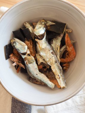 Kurutulmuş deniz ürünleri, ançüez ve yosun, karides, çorba bazlı deniz ürünleri.