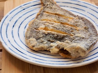 Porselen tabakta ızgara pisi balığı.