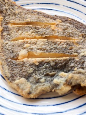 Porselen tabakta ızgara pisi balığı.