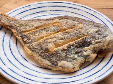 Porselen tabakta ızgara pisi balığı.