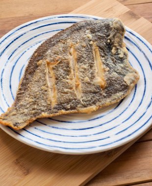 Porselen tabakta ızgara pisi balığı.