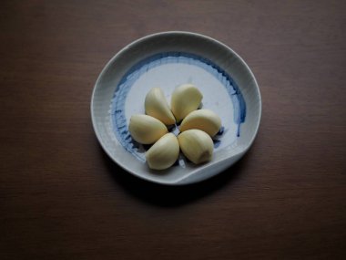 Porselen tabakta organik sarımsak.