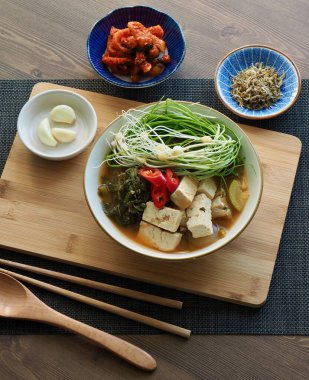 Kore yemekleri yabani soya fasulyesi ezmesi çorbası.