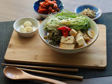 Kore yemekleri yabani soya fasulyesi ezmesi çorbası.