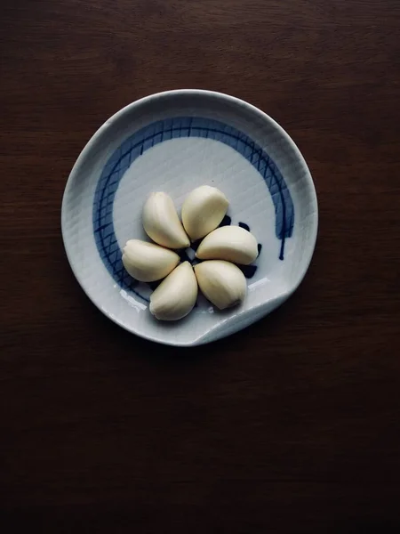 Organic Vegetable Garlic Porcelain Plate — Stock Photo, Image